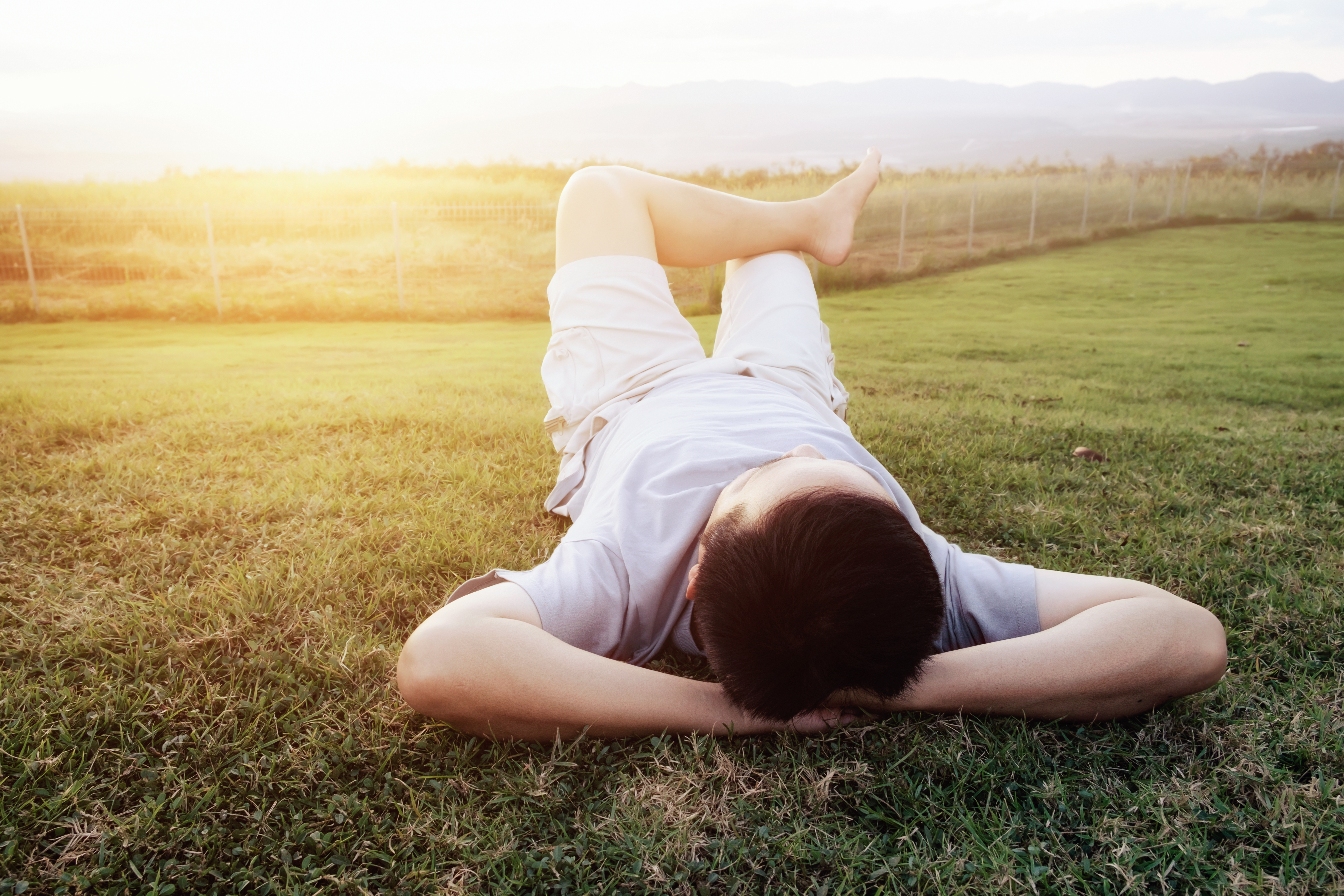 Photo d'un homme allongé dans l'herbe